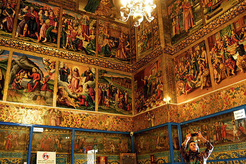 Внутри Собора Святого Христа Всеспасителя, также известного как Ванкский собор, в Исфахане. На армянском языке «ванк» означает «монастырь» или «обитель».  