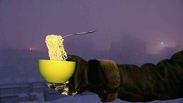 Ледяной шедевр: жители Якутска замораживают лапшу на вилке при -50 градусах