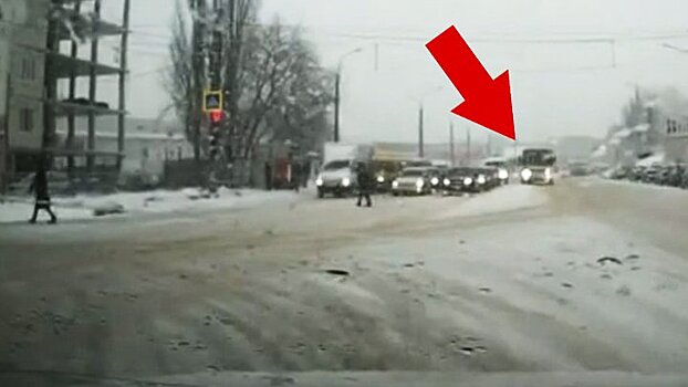 В Воронеже оштрафовали проехавшего на красный свет водителя автобуса