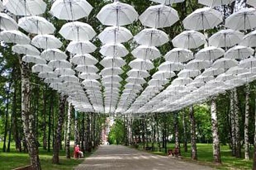 В пермском саду Миндовского развесили 200 белоснежных зонтов