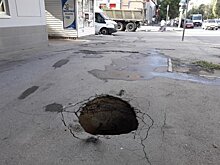 В центре Саратова на тротуаре провалились рама и крышка смотрового колодца