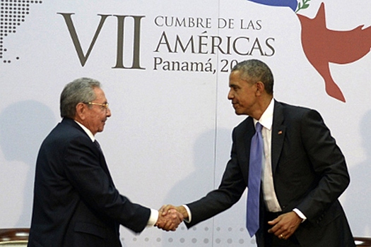 Председатель Госсовета Кубы Рауль Кастро (слева) и президент США Барак Обама