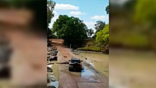 Около 30 голодных крокодилов окружили туристов на переправе: видео