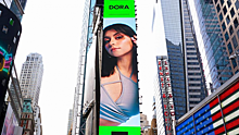 Огромное фото саратовской певицы Доры появилось на Таймс-сквер в Нью-Йорке