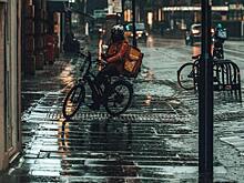 В центре Екатеринбурга курьер на велосипеде попал под машину