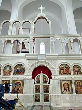 В храме на Волжском установили все ярусы иконостаса и крест