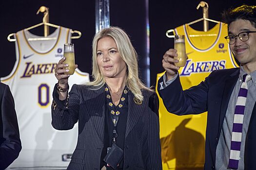 «Она не знает, что это». Раскрыта пикантная деталь сделки по обмену Дэвиса в «Лейкерс»