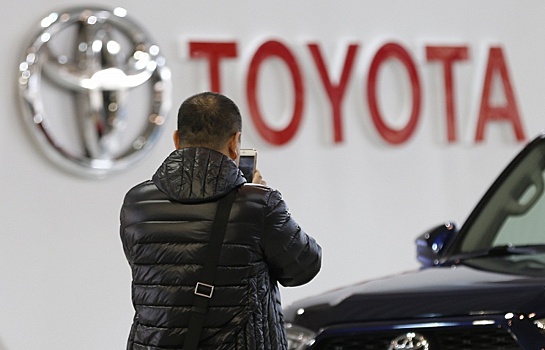 Импорт автомобилей в Россию сократился вдвое