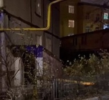 Асфальтоукладчик снес газовую трубу на улице Суетинской
