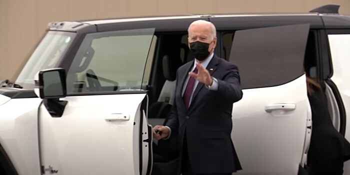 Байден прокатился на новом электрическом Hummer (ВИДЕО)