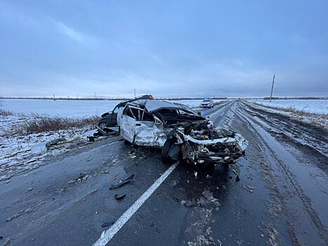 Под Курском два водителя пострадали в лобовом столкновении машин