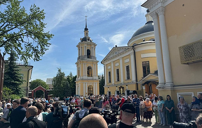 У Покровского монастыря начинается прощание с Заворотнюк