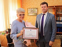 Юрий Моисеев поблагодарил Галину Фёдорову за многолетний труд и вклад в развитие гимназии номер 24