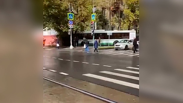 Автобус въехал в жилой дом на востоке Москвы
