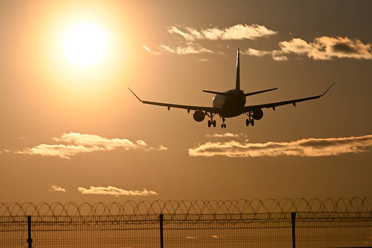 Пассажирский самолет развернулся в небе над океаном из-за приступа у пассажира