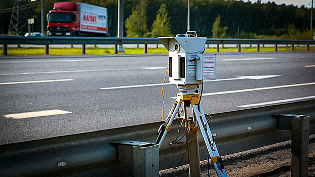 Водителей начали предупреждать о камерах-треногах