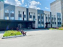 В Орске на улице Пацаева завершен капитальный ремонт фасада городской поликлиники