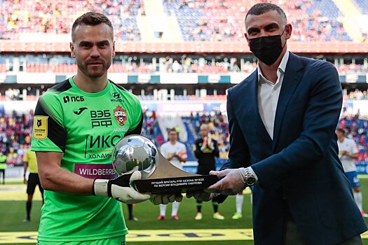 Березуцкий рассказал, как долго планирует играть Акинфеев