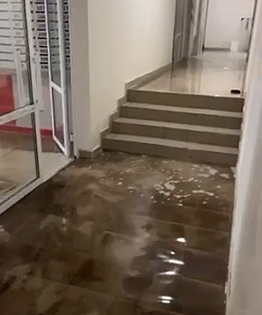 Прошедший 17 сентября ливень в Оренбурге затопил подъезды новостроек