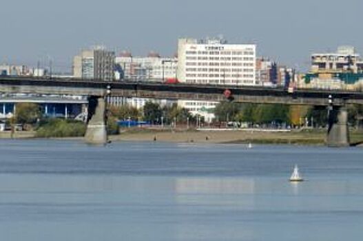 Массовое скопление людей на Ленинградском мосту в Омске опасно