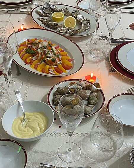 Франция. Фуа-гра, лягушачьи лапки, винограные улитки, устрицы, копченый лосось, сырное ассорти, капот или индейка тушённая в духовке с каштановой начинкой, дичь — оленина, кабан или фазан, маринованные в красном вине или поданные с соусом.