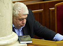 Депутат Рады объяснил привычку спать на заседаниях