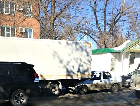 На Зубчаниновском шоссе Renault Logan влетел в грузовик