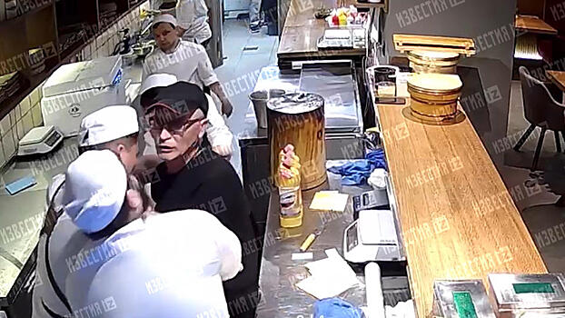 ВИДЕО: Повар схватил нож и устроил драку на кухне ресторана из-за выходных