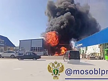 На горящем строительном рынке в Солнечногорске произошли взрывы