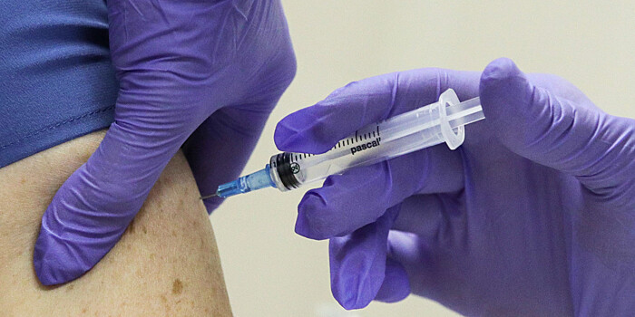 Врачам Боткинской больницы сделали прививки от COVID-19