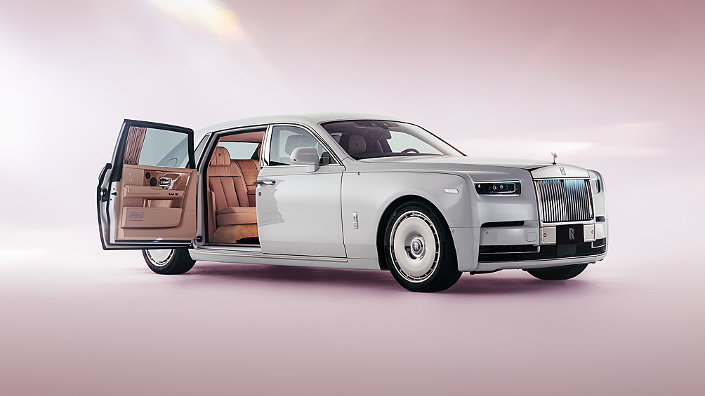 Для клиента из Японии Rolls-Royce сделал седан Phantom в исполнении Cherry Blossom, посвящённом цветению сакуры. Салон получил вышивку ручной работы с изображением сакуры и падающих её лепестков. Машину делали три года, а сама вышивка заняла три недели.