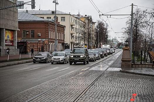 В Екатеринбурге две разбитые улицы преобразили за счет федеральных средств