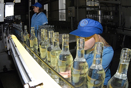 СМИ: Алкогольная сибирская группа налаживает экспорт водки через Сербию