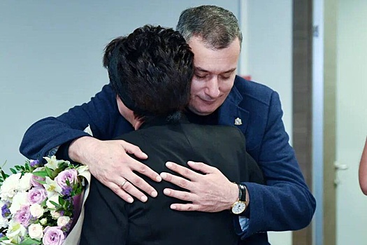 Родным погибших при атаке ВСУ на пляж Курска вручили награды