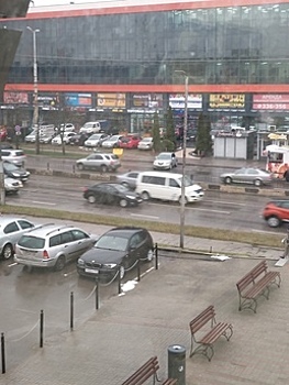 С парковки ТЦ "Ялтинский" на Московский проспект выехал автомобиль без водителя