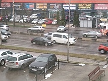 С парковки ТЦ "Ялтинский" на Московский проспект выехал автомобиль без водителя