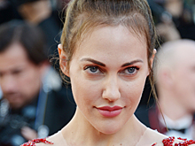 Экстремально похудевшая Мерьем Узерли устроила фотосессию в откровенном платье за 80 тыс. рублей