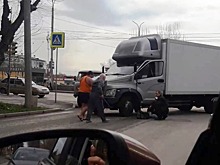 На Уралмаше грузовик сбил пенсионеров, переходивших дорогу