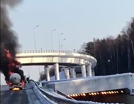 В Москве загорелся грузовик с пропаном и попал на видео