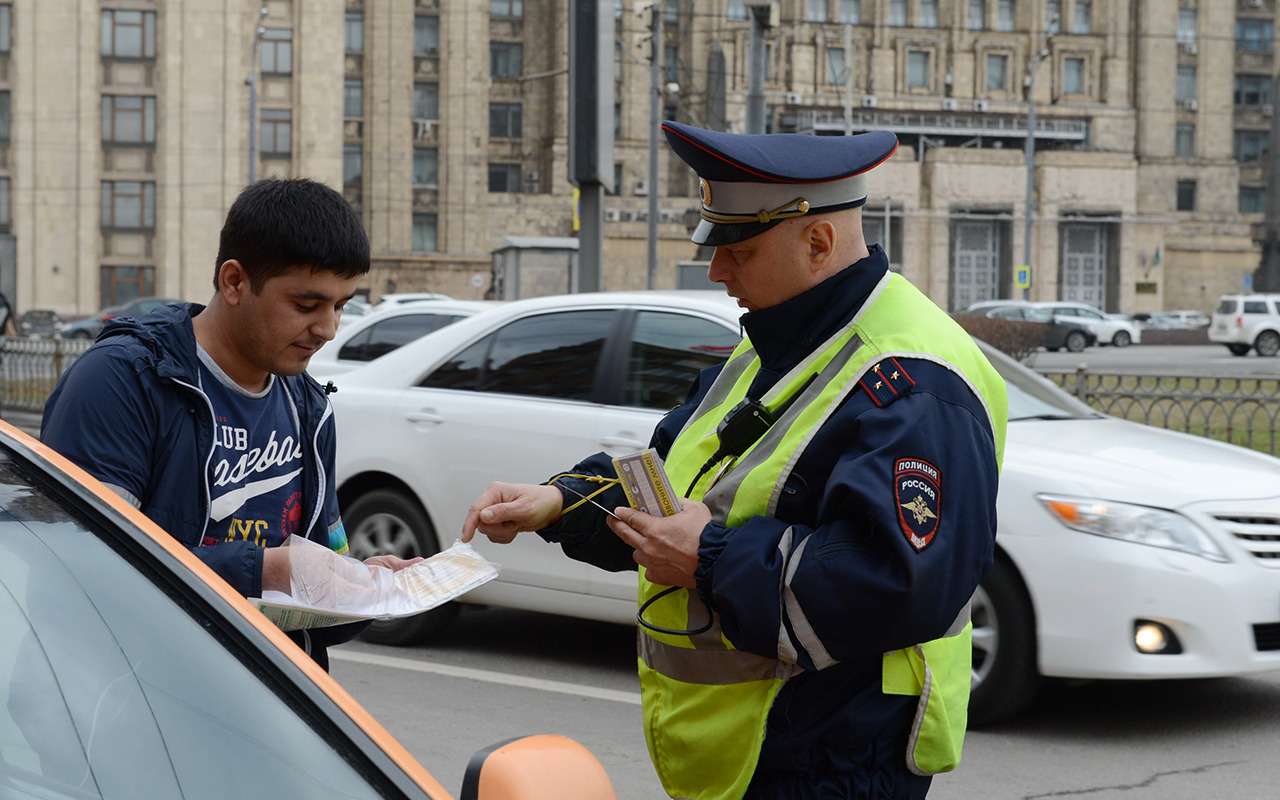 Таких водителей предлагают депортировать из России за незнание ПДД