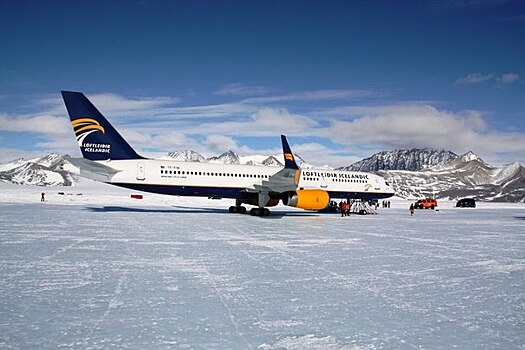 Пассажирский самолет приземлился в Антарктиде