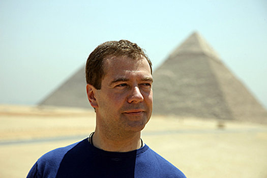 Медведев позвал россиян в Египет