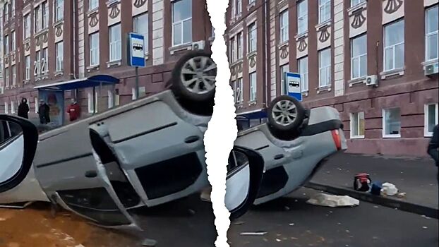 У остановки общественного транспорта в центре Саратова перевернулся автомобиль