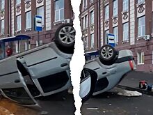 У остановки общественного транспорта в центре Саратова перевернулся автомобиль