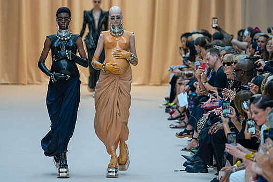 На показе Jean Paul Gaultier модели вышли в "беременных" корсетах