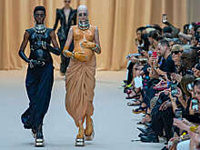 На показе Jean Paul Gaultier модели вышли в "беременных" корсетах