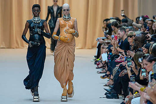 На показе Jean Paul Gaultier модели вышли в "беременных" корсетах