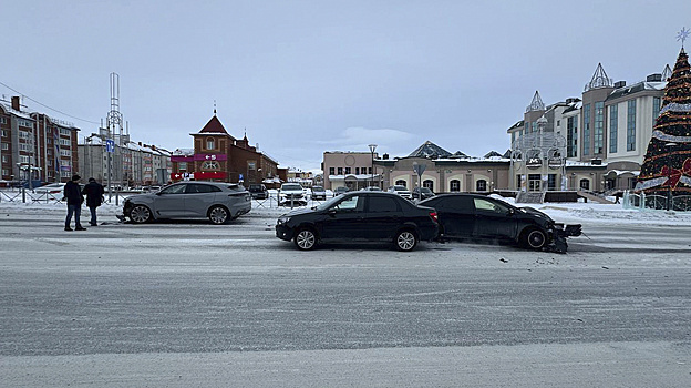 В Салехарде произошло тройное ДТП