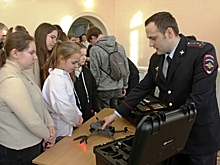 Свердловским школьникам и студентам удалось на миг примерить профессию полицейского