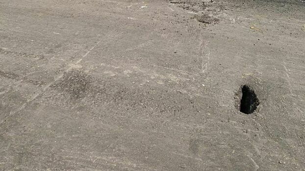 На Боровой после укладки асфальта осталась дыра
